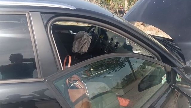 &ldquo;Audi&rdquo; del nga rruga Lushnj&euml;-Fier dhe p&euml;rplaset me
