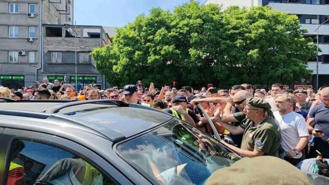 Tragjedia në Novi Sad/ Incidente gjatë protestave, makina tenton