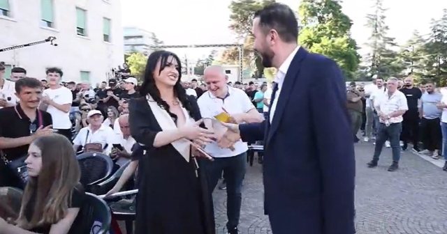 Takimi në Tiranë, Ervin Salianji mbush sheshin me demokratë, mes