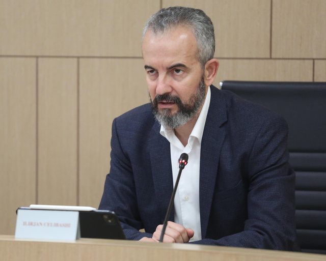 Celibashi apel kandidatëve për deputetë të qendrojnë