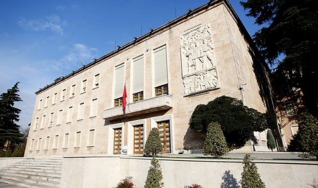 Nga pagat e m&euml;suesve dhe policis&euml; te regjistri p&euml;r loj&euml;rat e