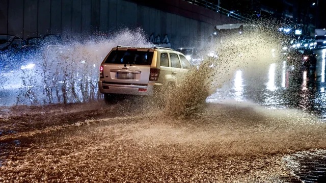 Shtëpi të përmbytura e njerëz të bllokuar në disa