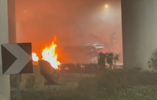 FOTO/ P&euml;rfshihet nga flak&euml;t nj&euml; automjet te rrethrrotullimi i