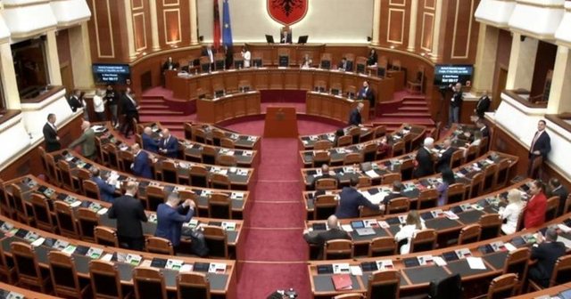 Dy socialistët “ballafaqohen” sot në Kuvend: 3