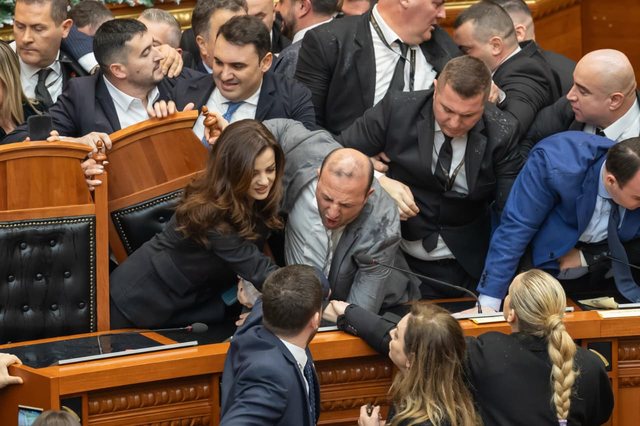 FOTO-LAJM/ Uj&euml;, flakadan&euml; dhe p&euml;rplasje t&euml; dhunshme...