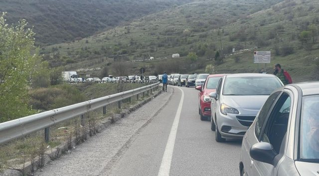Radhë të gjata në doganën e Kapshticës pas