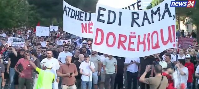 Dhjet&euml;ra mij&euml;ra qytetar&euml; mbushin bulevardin