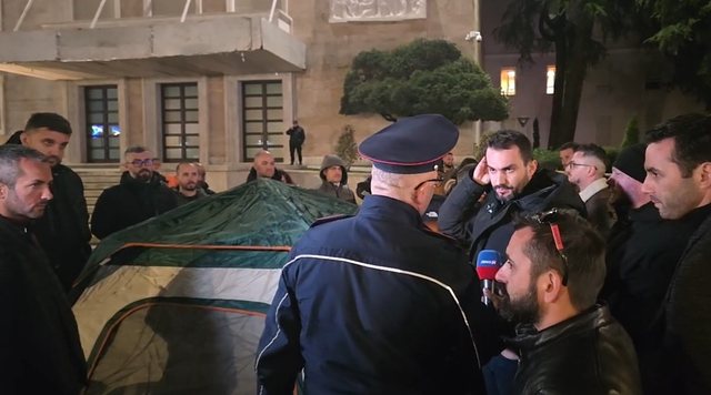 VIDEO/ Rama i çon policinë Adriatik Lapajt, tensione te protesta