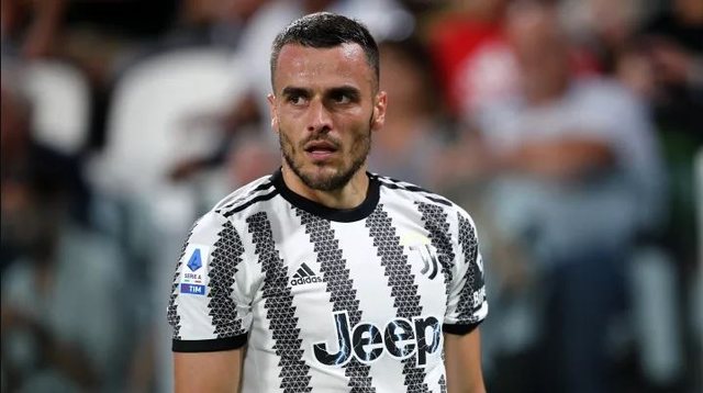 N&euml; k&euml;rkim t&euml; nj&euml; sulmuesi, Milani hedh syt&euml; nga lojtari