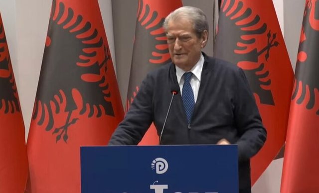 Kushtetuesja pritet t&euml; vendos&euml; p&euml;r Ballukun, Berisha: Rama ka