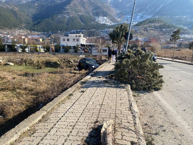 FOTO/ Aksident i frikshëm në Bulqizë. Makina me shpejtësi