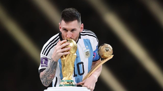 Nga fushat e Rosarios në majën e botës, futbolli feston