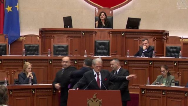 Tensions continue in the Parliament, Berisha and Noka block the rostrum