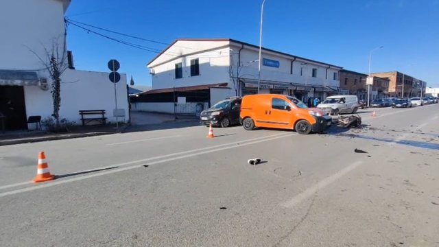 Aksident n&euml; Lushnj&euml;, makina p&euml;rplaset me motorin, plagoset