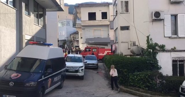 Zjarr në një apartament në Gjirokastër, evakuohen