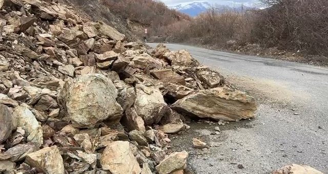 Rrëshqitje gurësh në aksin që lidh Gollobordën me