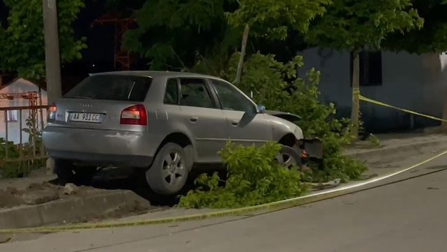 Aksident n&euml; Gramsh, automjeti del nga rruga dhe p&euml;rplaset me