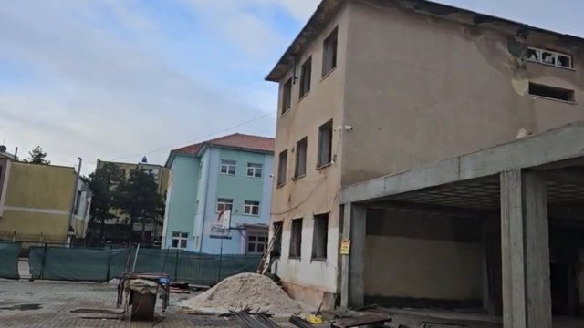 I mituri u zu posht&euml; nga inertet pran&euml; shkoll&euml;s, procedohen