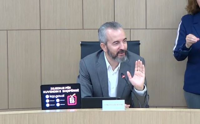 “Persona të paautorizuar kanë marrë fletët e votimit