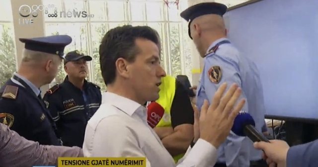 Përplasje në KZAZ 40, policia tenton të nxjerrë me