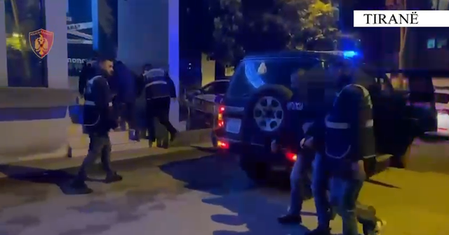 Vodhën 1 motomjet dhe disa matësa uji, në një pallat,