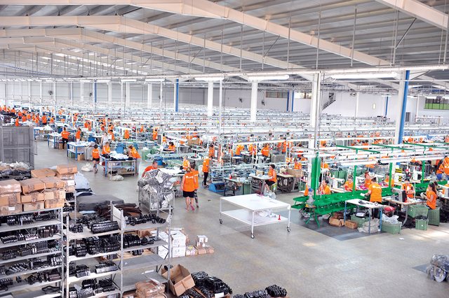 Shqiptarët po zëvendësohen nga të huajt në sektorin