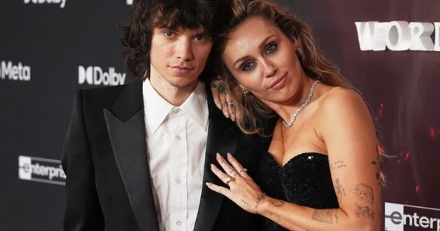 E papritur! Pas 4 vitesh lidhje, fejohet Miley Cyrus