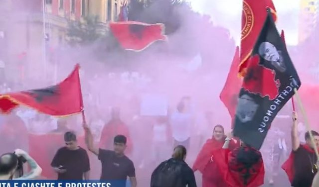 Flamuj dhe flakadan&euml;! Bulevardi &ldquo;ndizet&rdquo; kuq e zi,