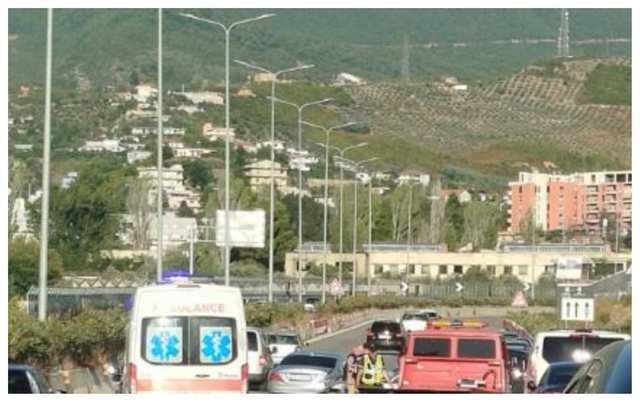 Aksident në Unzën e Re në Tiranë, përplasen dy makina