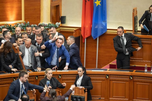 FOTO-LAJM/ Uj&euml;, flakadan&euml; dhe p&euml;rplasje t&euml; dhunshme...