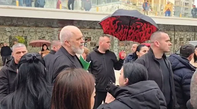 &ldquo;Rama ik&rdquo;/ Protestuan kund&euml;r projekti TID, shoq&euml;rohen disa