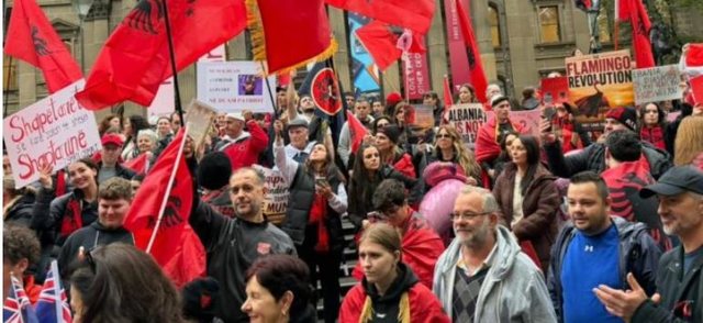 Diaspora i bashkohet revolt&euml;s qytetare, shqiptar&euml;t n&euml; Australi:
