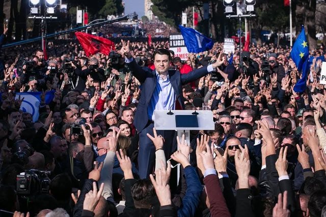 Rama-Berisha 35 me 14: Bëjini një monument Bashës te oborri i