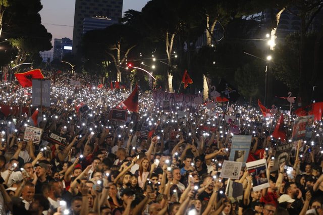 Protesta thyen rekord në pjesëmarrje. Shqiptarët