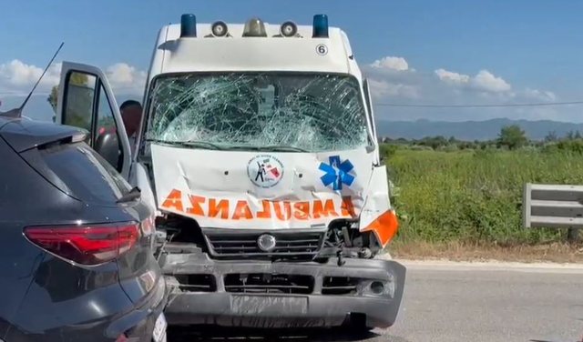 Aksident në aksin Fier-Lushnje/ Kamioni përplaset me ambulancën,