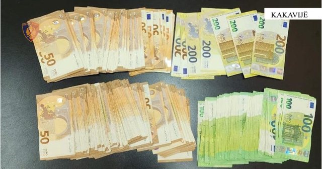 Tentoi të nxirrte nga Shqipëria mbi 22 mijë euro pa i deklaruar,
