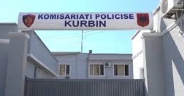 Thyen xhamin e lokalit për të vjedhur, arrestohen në