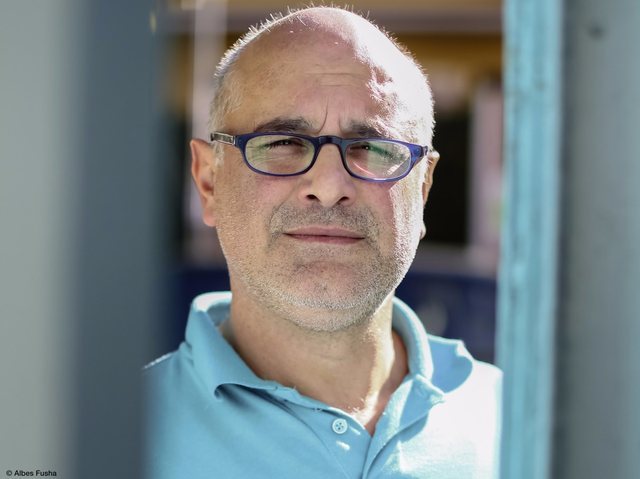 AlfaPena/ Cikël poetik nga Rudi Erebara: Dashuria mall për shitje,