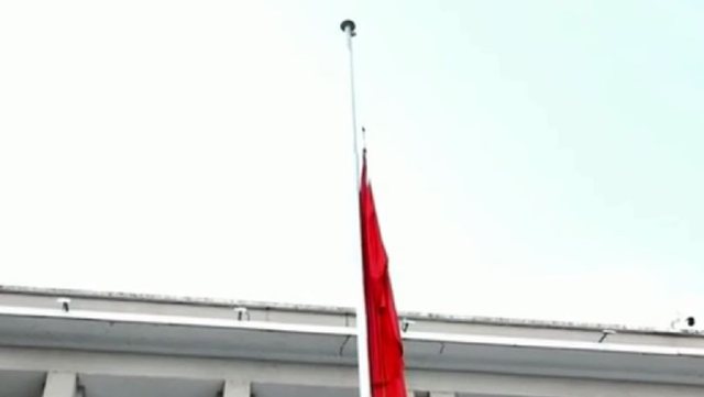 Bota i jep lamtumirën Papa Françeskut. Në Shqipëri flamujt
