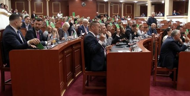 Mazhoranca nuk bën dot numrat në Kuvend, shtyn seancën në