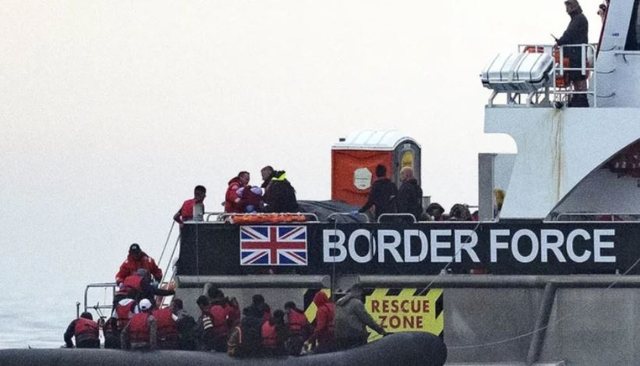 Britania ashpërson masat, shqiptarëve me azil të refuzuar u