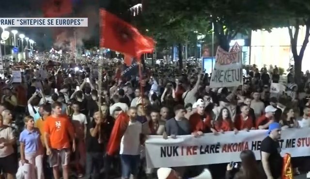 Protesta masive kund&euml;r Ram&euml;s dhe kast&euml;s s&euml; korruptuar