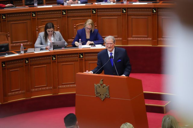 Berisha akuza në Kuvend: Vengu nuk kapi 1 kg kokainë në port,