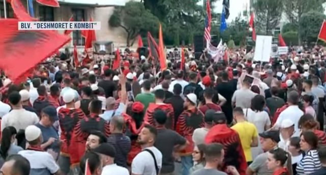 Protesta masive kund&euml;r qeveris&euml;, shqiptari nga Diaspora: Na bashkoi