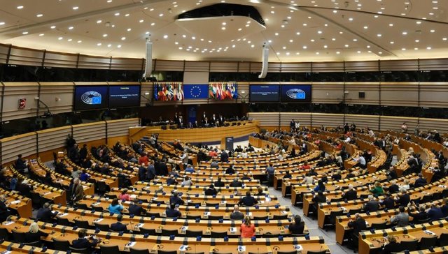 Parlamenti Europian &lsquo;shuplak&euml;&rsquo; Turqis&euml;: Gjithnj&euml; e