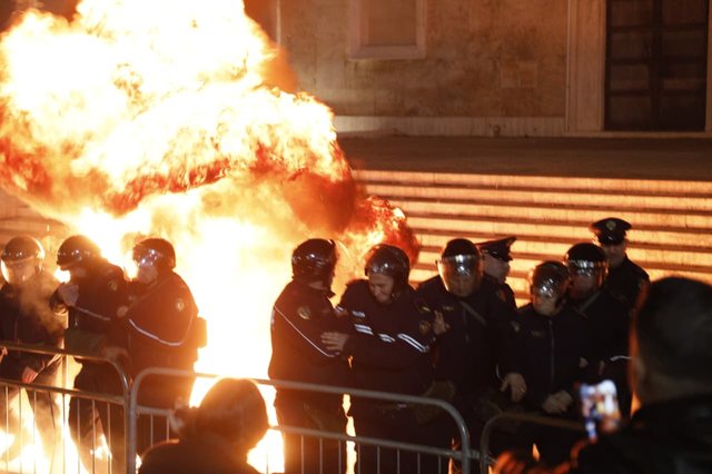 EMRI/ P&euml;rplasja me molotov&euml; drejt Kryeministris&euml;, mes t&euml;