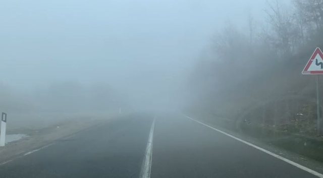 Mjegulla e dendur pushton Kukësin, rrezik për drejtuesit e mjeteve