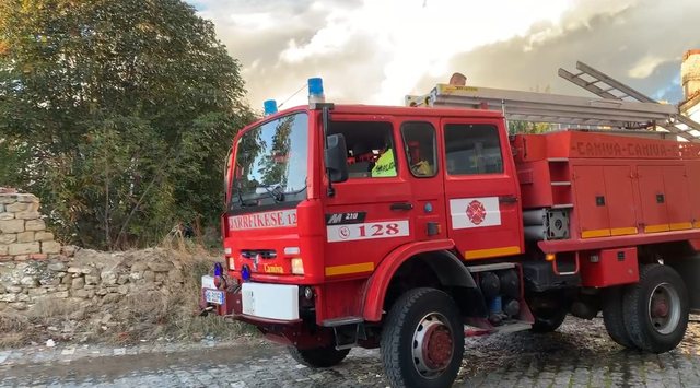 Zjarr në një varrezë automjetesh në Shkodër, digjen tre
