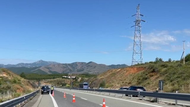 Aksident n&euml; aksin Rr&euml;shen-Reps/ Zbriti nga autobusi dhe tentoi t&euml;