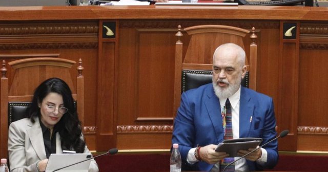 DW: Shkarkimi i Ballukut mes presionit t&euml; drejt&euml;sis&euml; dhe vendimit